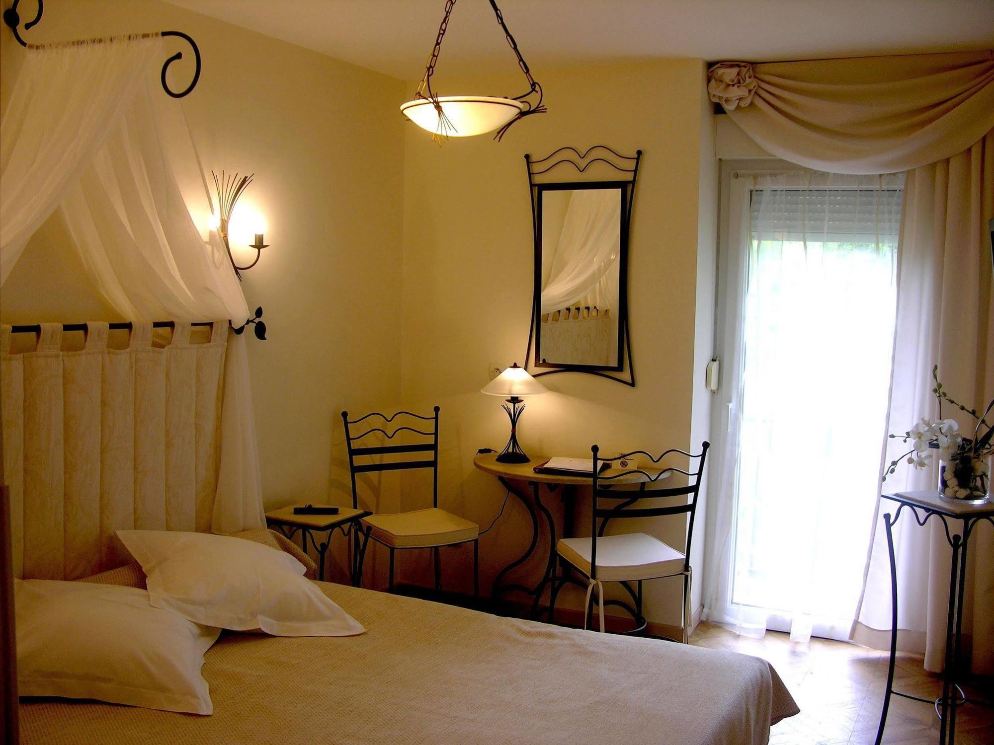 Logis Hotel Restaurant Les Norias Cazilhac  Екстериор снимка